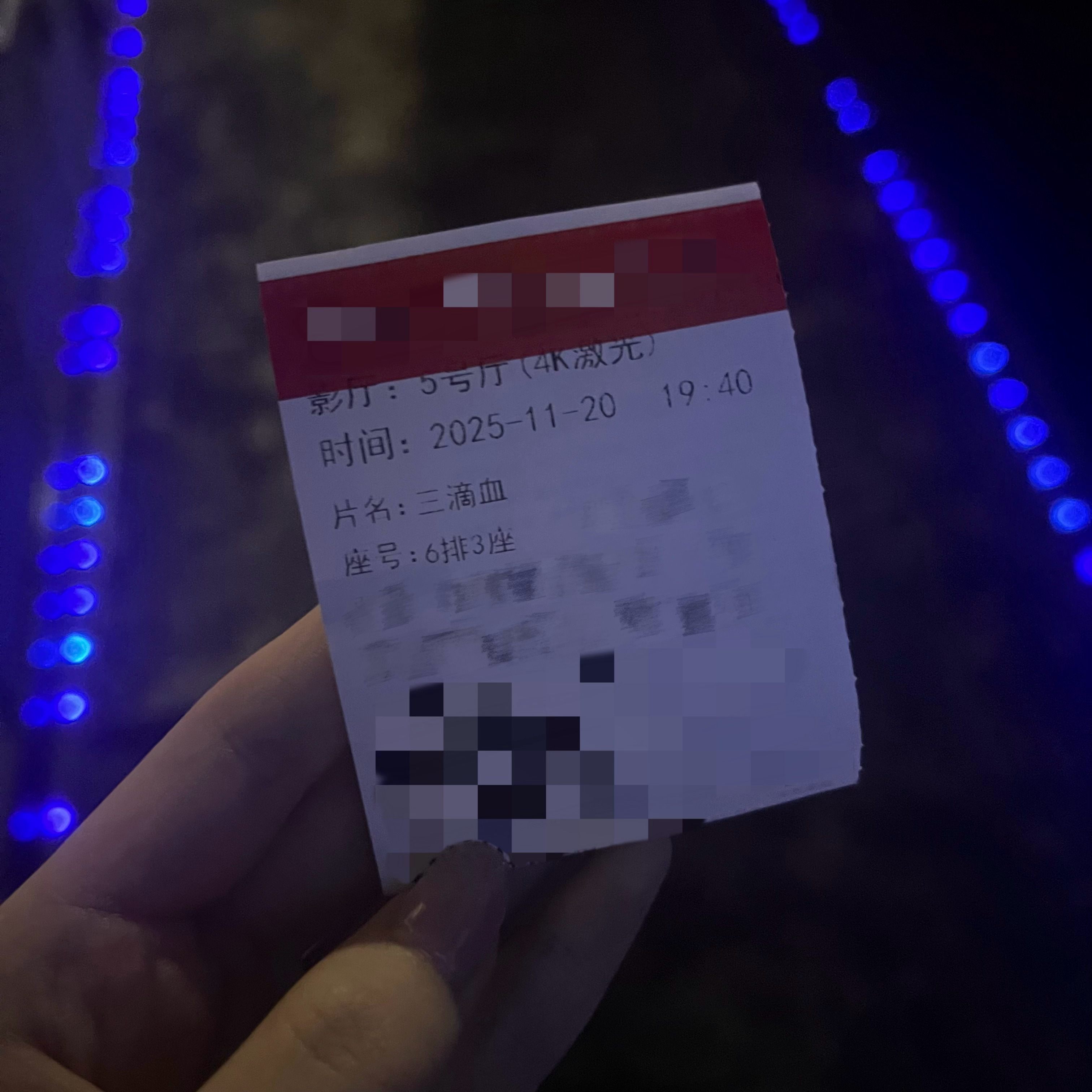 兽皮面具包裹着尚未泯灭的人性，腐烂的土壤殃及着丛林外安恬的小屋。霓虹光影下，雪地