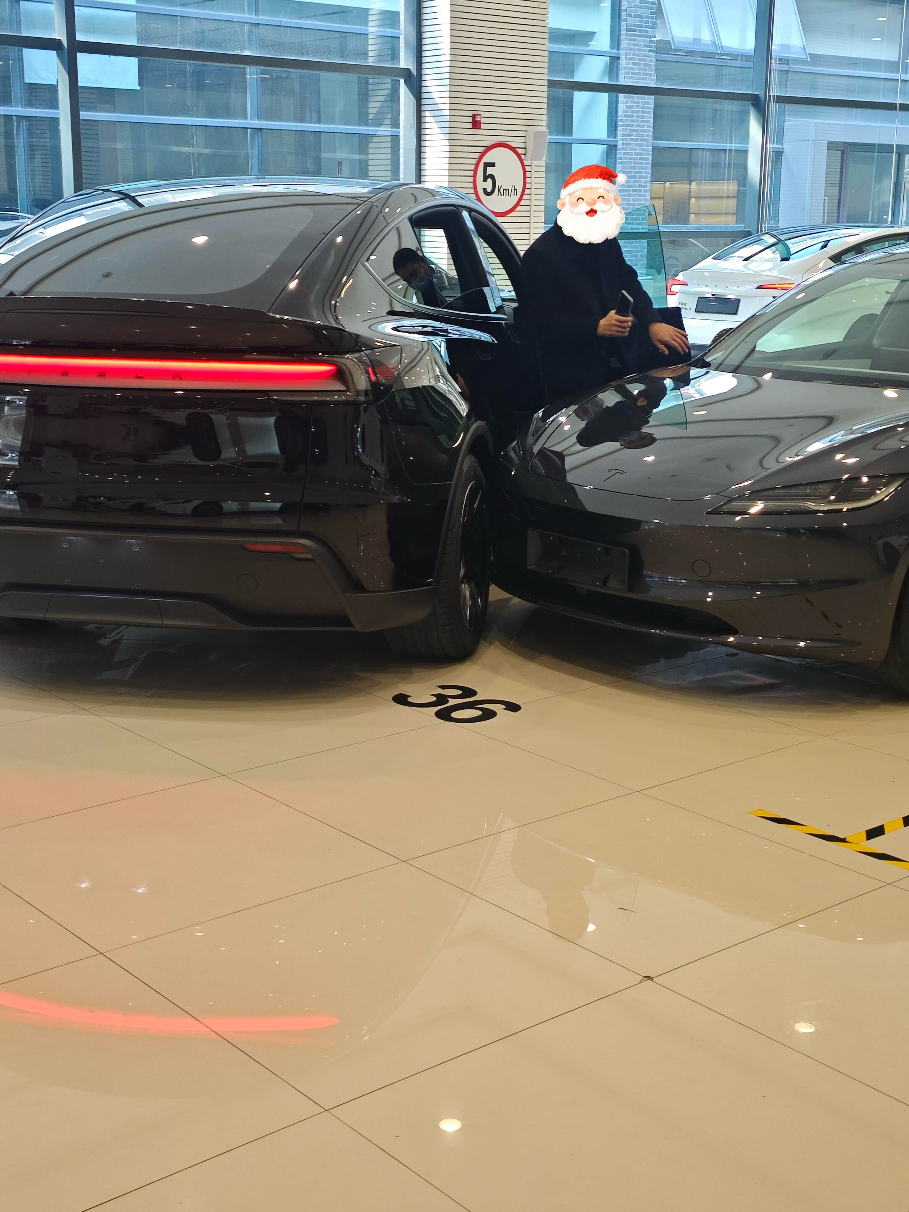 两台新车还没出门就碰了怎么办？如果是店里工作人员开的，要么谈赔偿，要么换台车，主