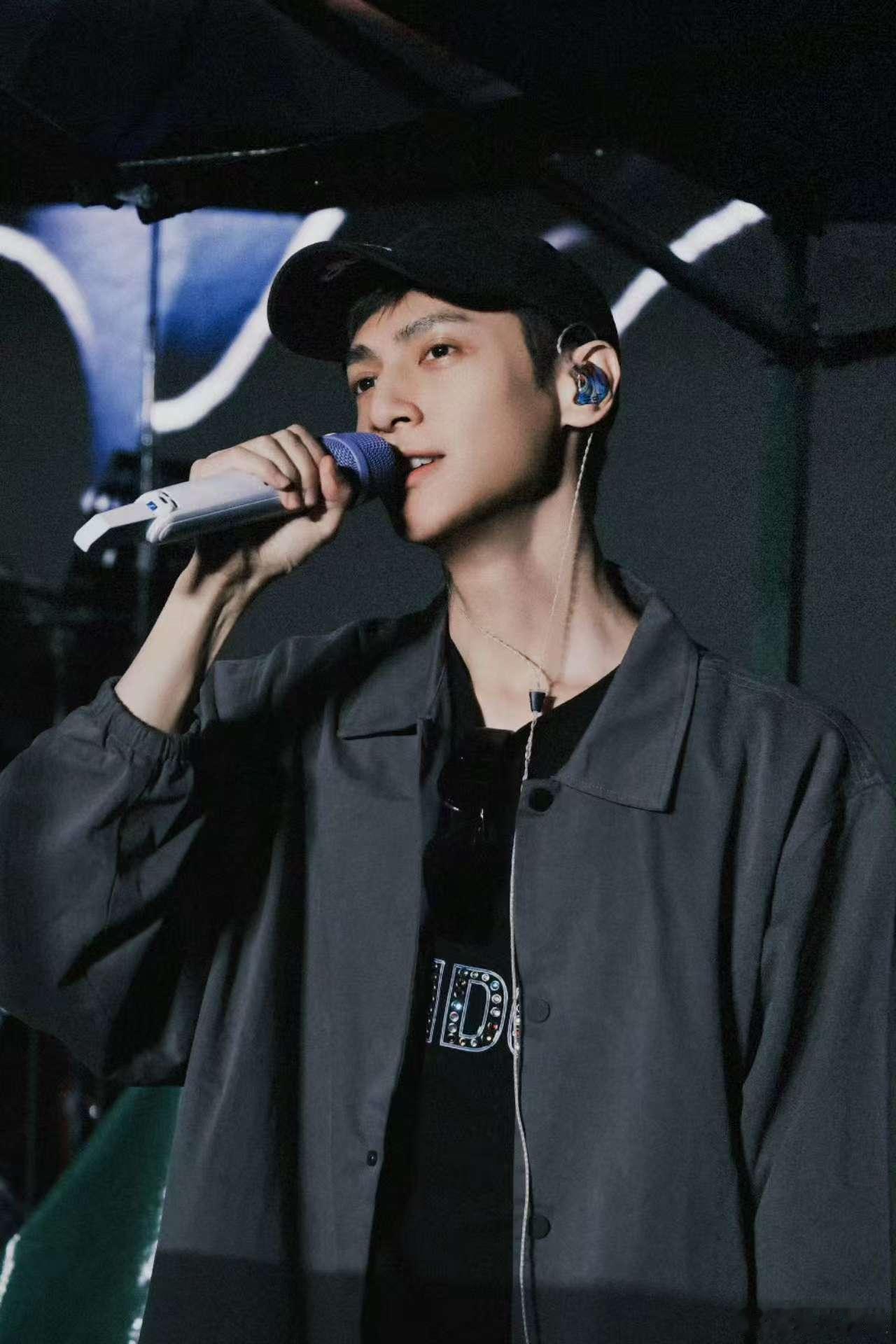 罗云熙银杏音乐节彩排时刻罗云熙彩排时刻罗云熙银杏音乐节彩排时刻，期待，[憧憬][