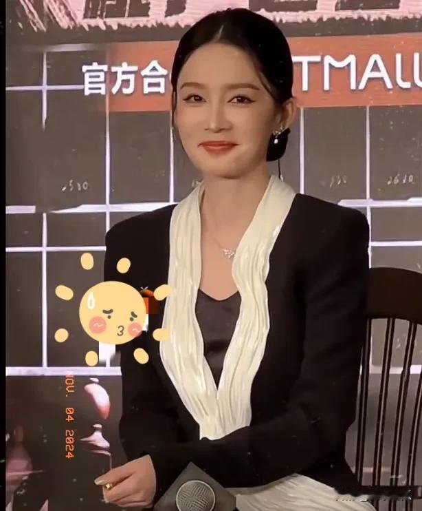 李沁真得很美，美得像从画中走出来的仙女，眼晴中有神，微笑中带着温柔，弯弯的眉毛像