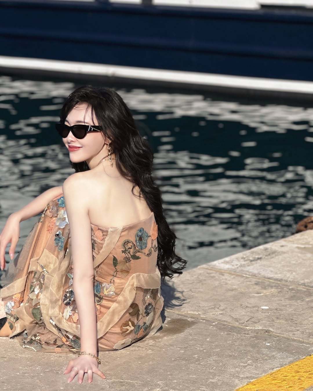 美糖在戛纳～这条漂亮的花卉刺绣礼裙来自FENDI 2021 秋冬高级定制系列 ​
