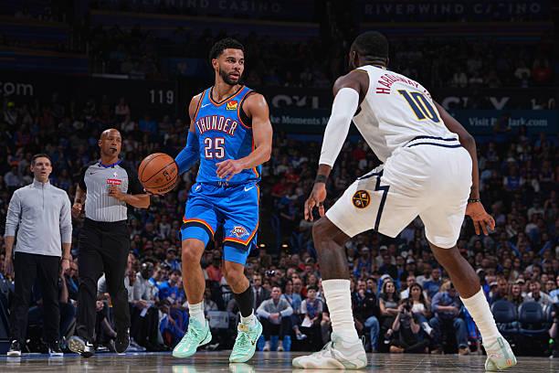 雷霆后场新星米切尔在复出后首战对阵掘金的比赛中出场29分25秒，投篮16中9，三