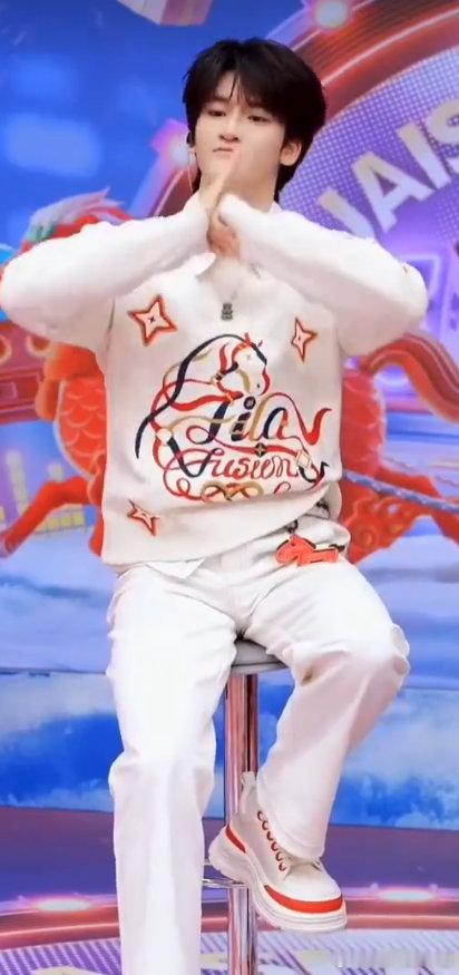 邓佳鑫cha弥渡山歌谁被邓佳鑫的弥渡山歌可爱到！手势干净又灵动，认真跳舞的样子真