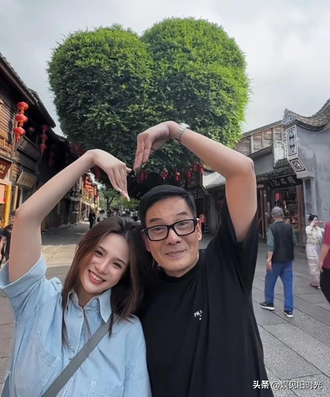 香港演员李国麟带女儿去福建爱心树打卡，结果评论区里全是“女婿”，吓得他赶紧留言“