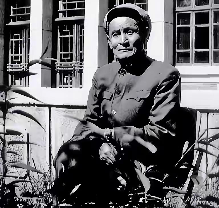 1973年，内蒙古一供销社丢了1400元现金和一支猎枪，警方查了8天一无所获，就