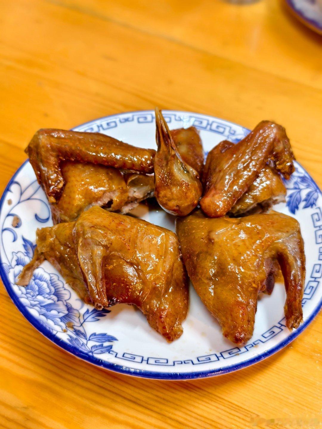美食中山 港口排骨饭，目前最好吃的大概是最火的洪盛，这间由发电厂旧址改造而来的粥