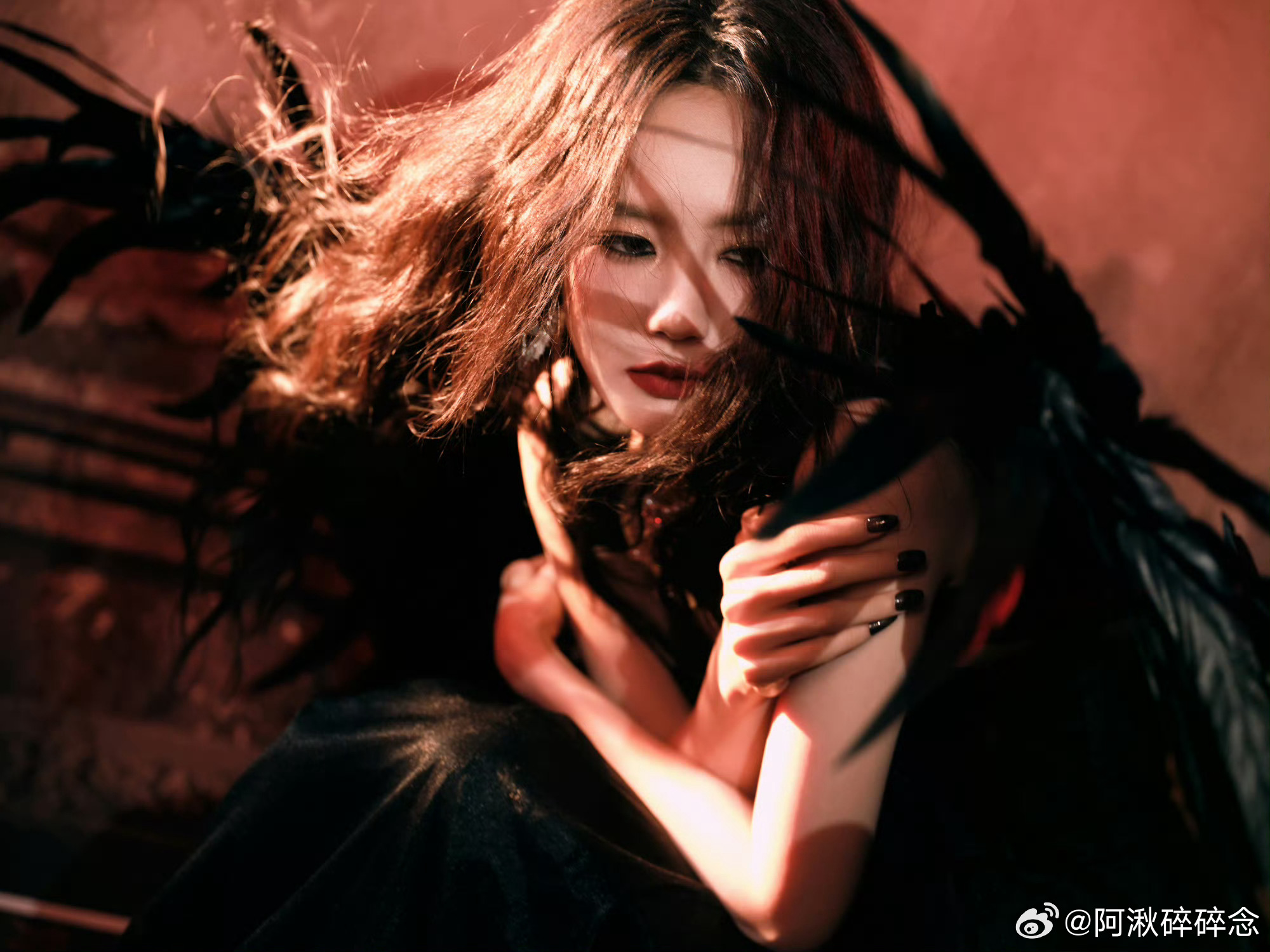 李一桐黑翼妖姬李一桐黑翼妖姬 谁还没被李一桐的黑翼妖姬戳中过！暗黑色羽翼展开的瞬