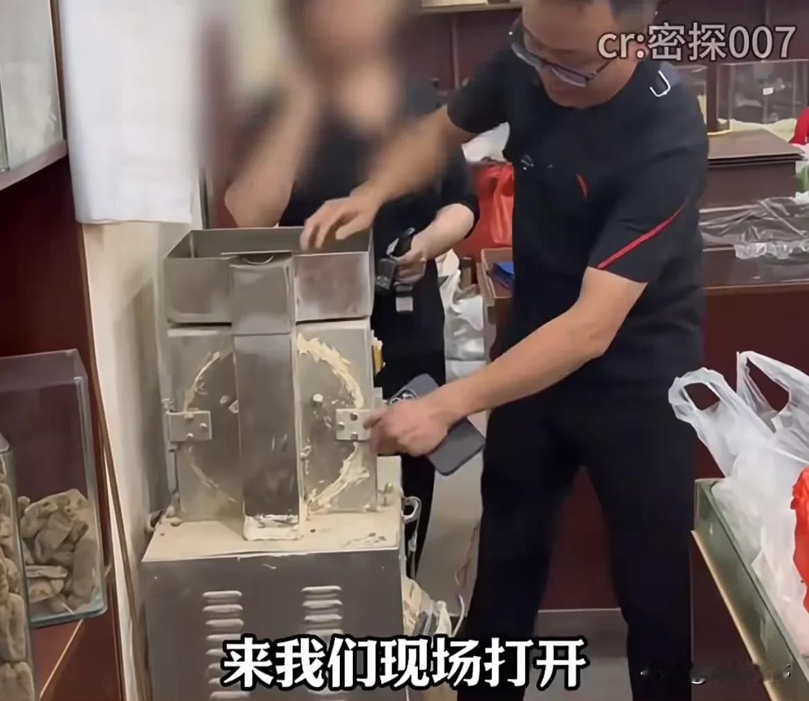 一中药店将顾客的真药材换掉，换成不知名粉末！其心可诛，中医就是被这些没有医德的从