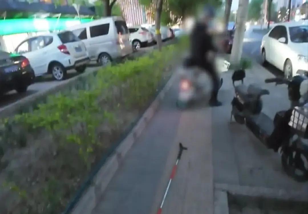 摆拍“走盲道被撞”博主账号被禁止关注，网警通报虚假摆拍盲人盲道被撞案，二人均被采