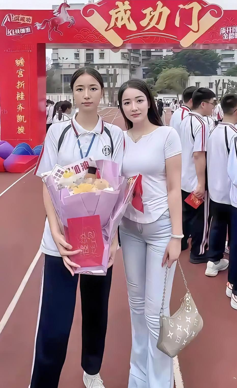 偶然刷到这张照片，瞬间被惊艳到。母女俩颜值出众，一双双明亮大眼，高挺秀气的鼻梁，