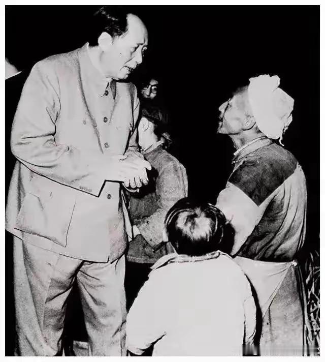 1958年3月21日，毛主席在四川灌县幸福公社与当地农民高勃然亲切交谈。
