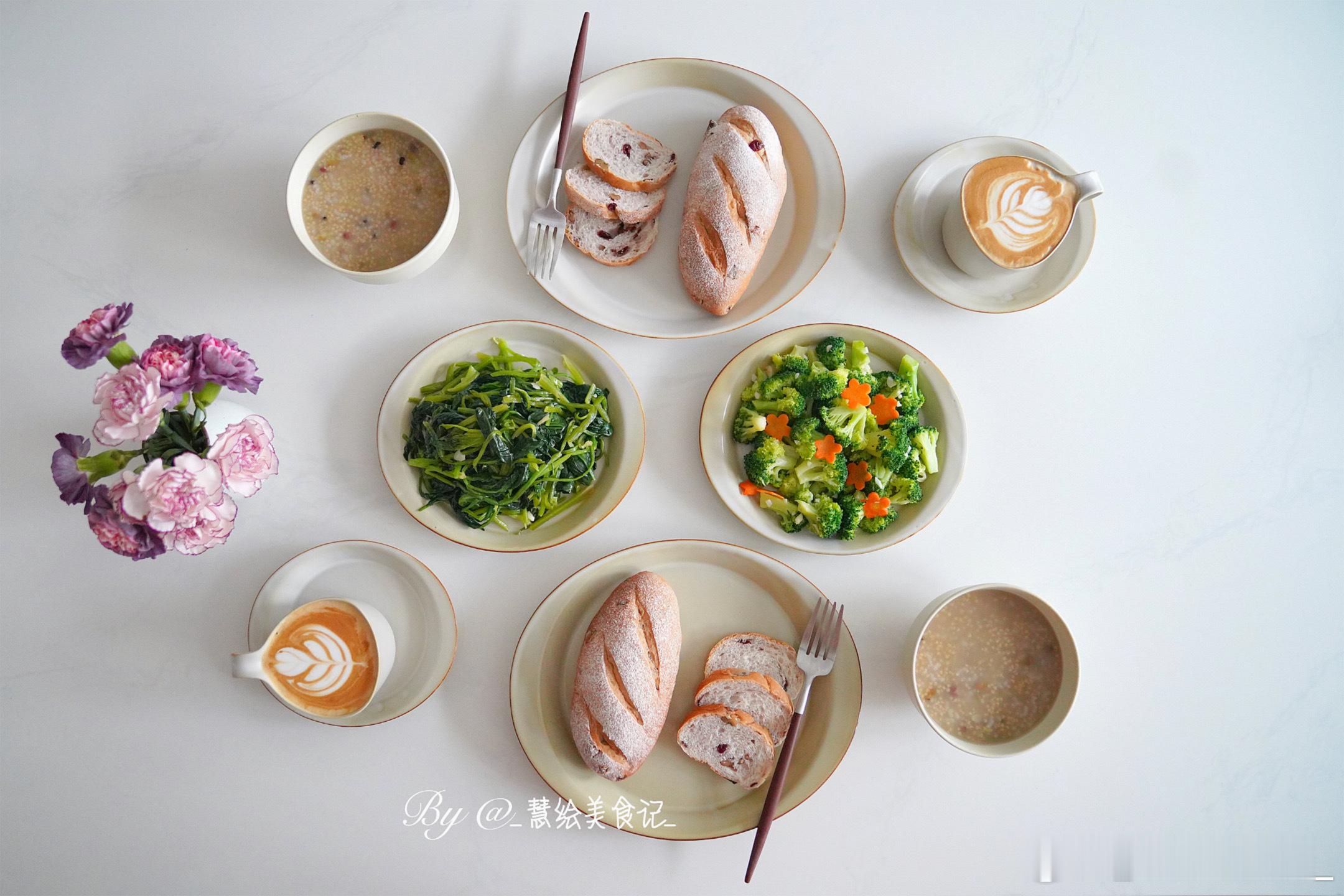 周二早☕[鲜花]早餐蒜蓉西蓝花、凉拌菠菜、小米绿豆粥、蔓越莓核桃软欧包、咖啡~ 