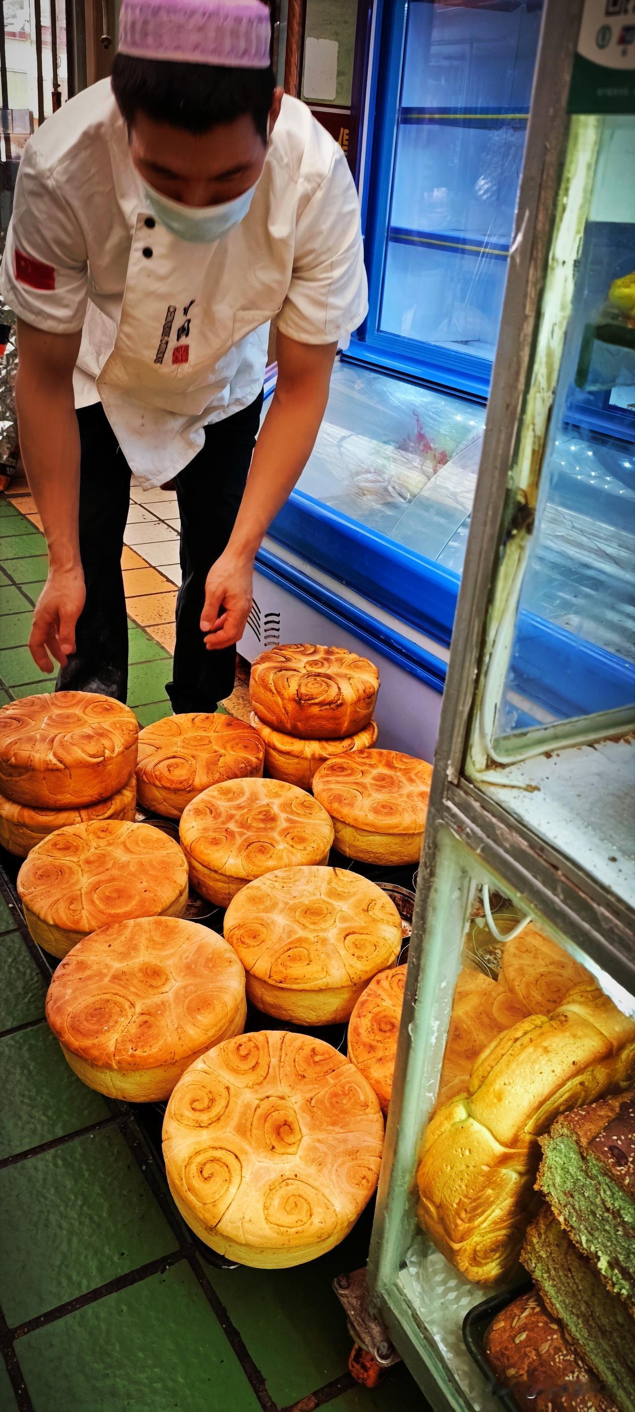 肃南裕固族自治县的红湾综合市场里，有一家青海锟锅烤饼店。小哥给我们切了一溜玫瑰千