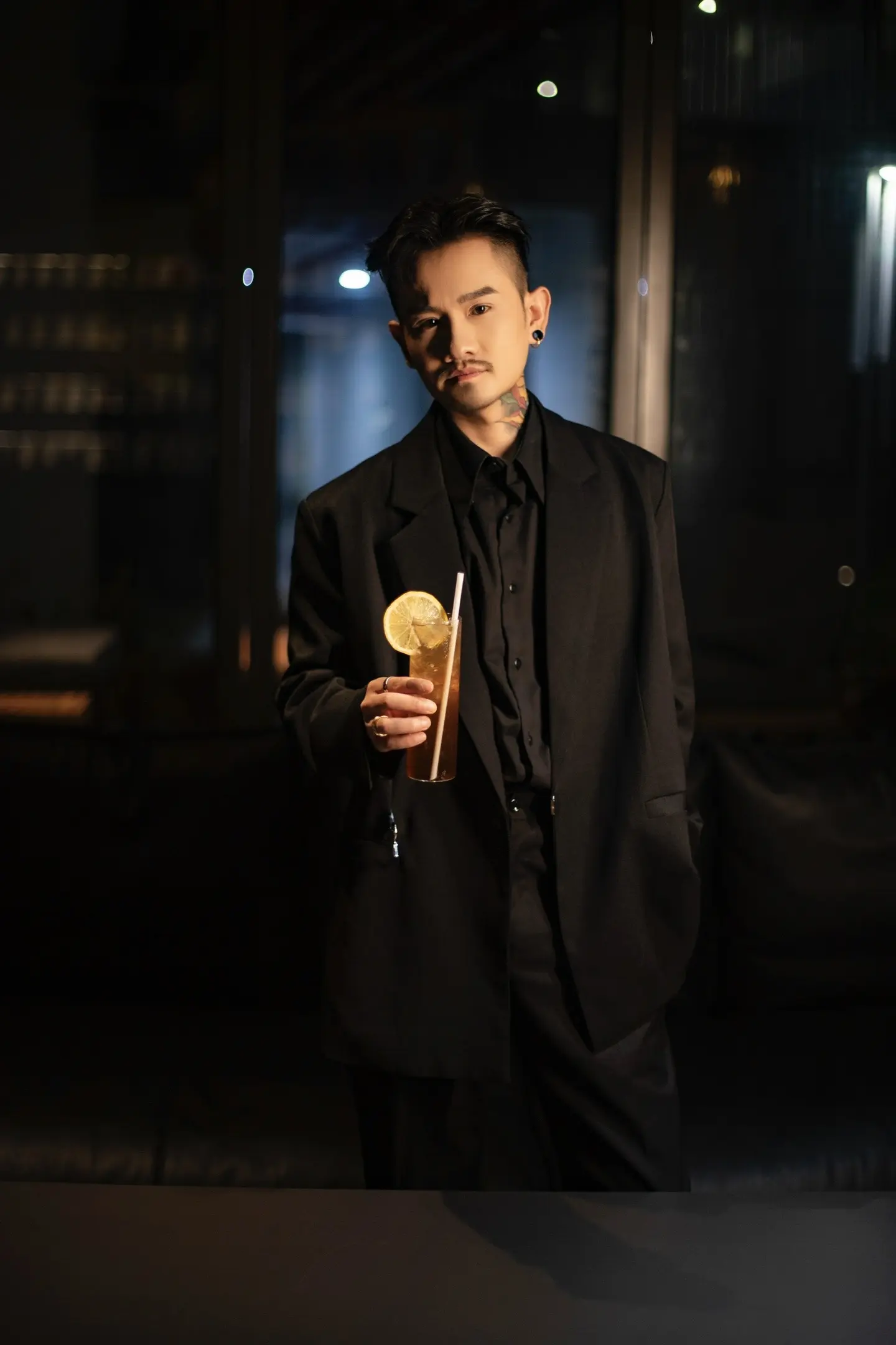 我们的灵魂都太过于空洞了。在这喧嚣尘世的漩涡里，我们如迷失方向的飞鸟...