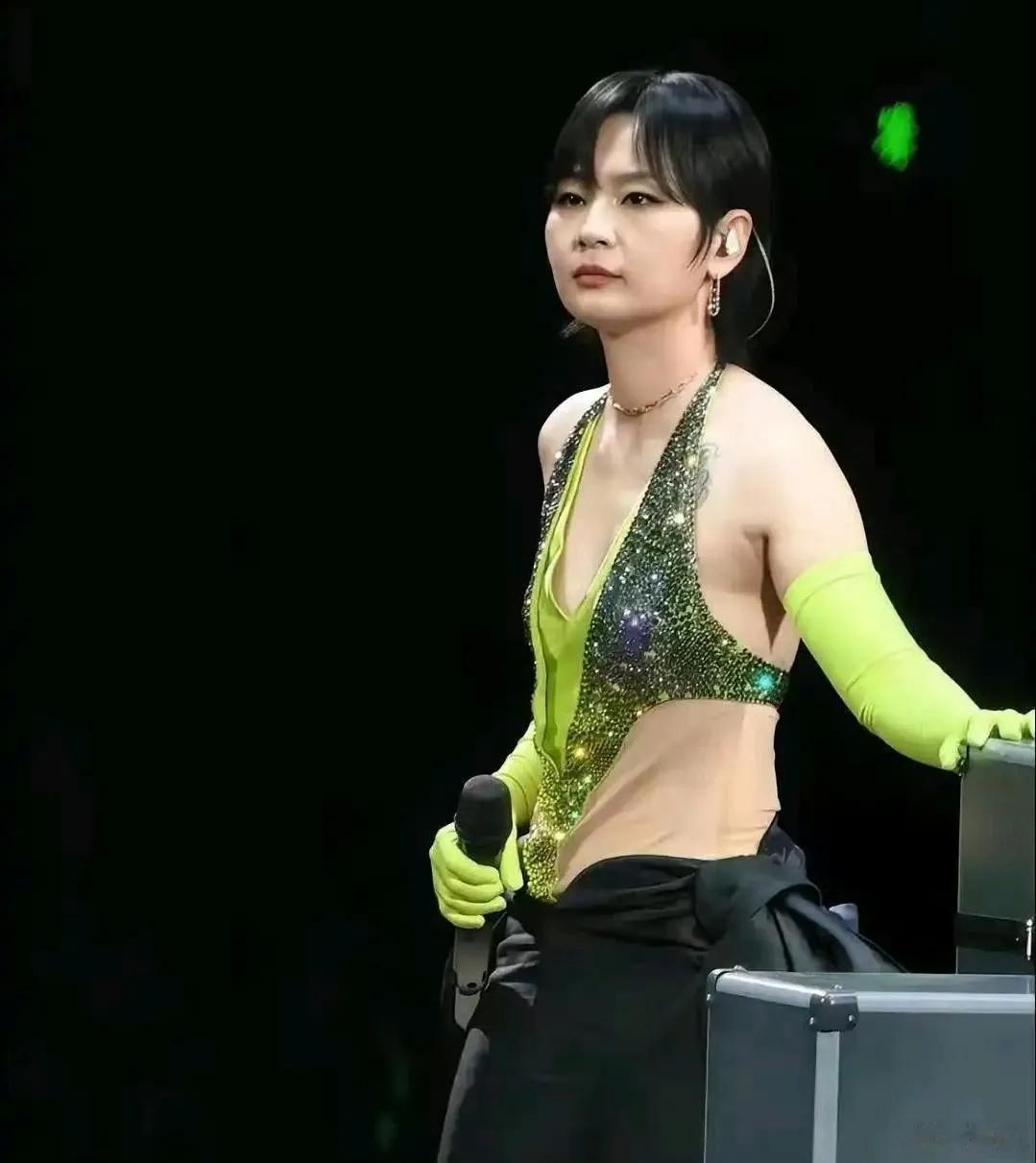 这是周笔畅，差点没认出来，怎么她也喜欢穿这些奇怪的衣服了 ​​​