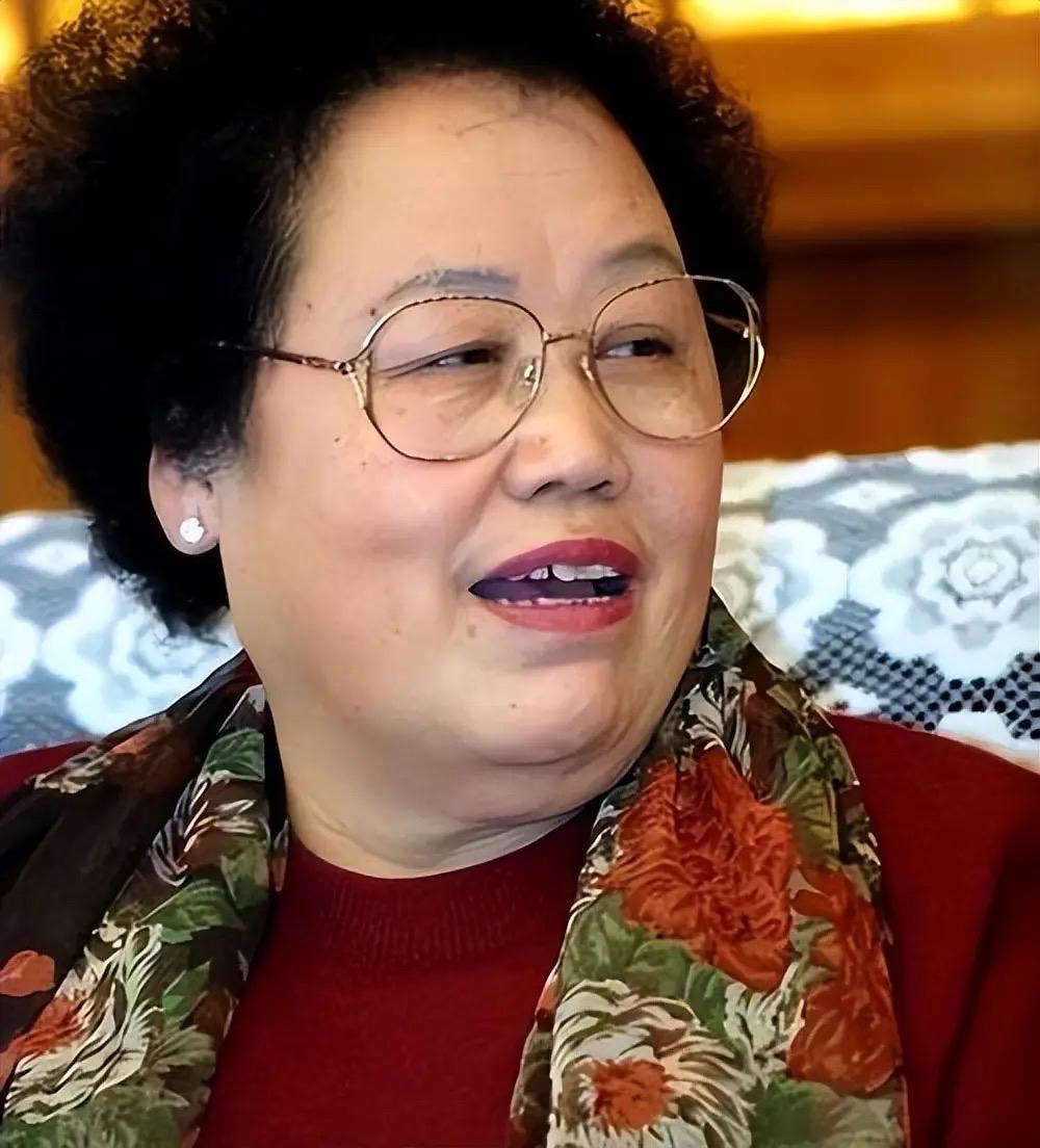 4月9日上午，
北京地区细雨纷飞，
陈丽华女士的告别仪式
在八宝山殡仪馆东礼堂举