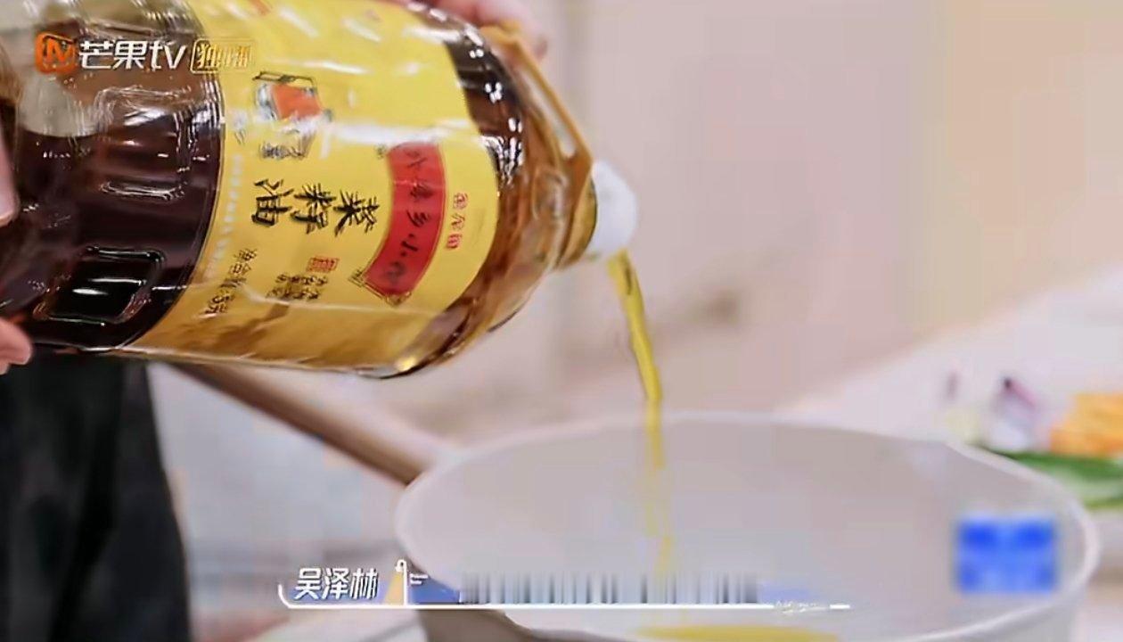我们的宿舍开饭了外婆乡小榨菜籽油  追完《我们的宿舍2》彻底被嘉宾们的家常菜圈粉