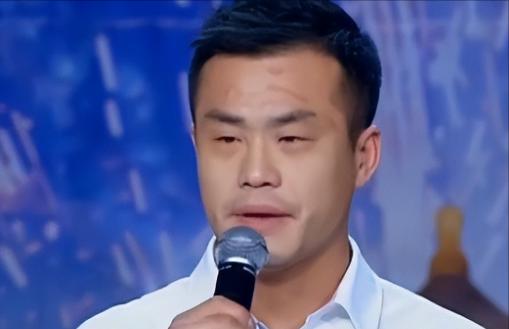 2000年，一位20岁的犯人在狱中爱上了女教官，向她大胆表白后，女教官塞给他一张