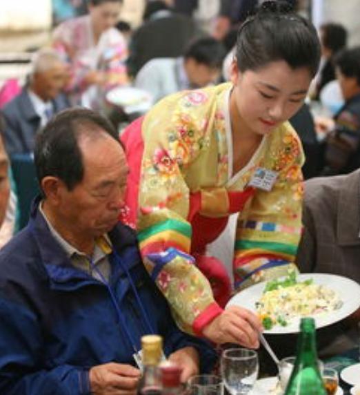 朝鲜突然让在北京的不少朝鲜女性员工回国了。最近北京不少人都纳闷，以前那些在朝鲜餐