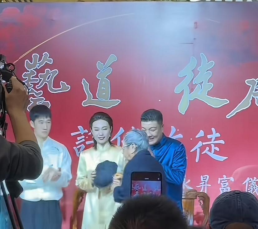 【著名相声演员许健开始收徒，多位相声名家前来站台，对此你怎么看？】
近日，著名相