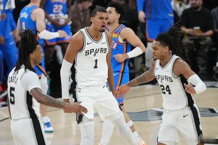 NBA季后赛继续进行，圣安东尼奥马刺队用大胜追平总比分。文班亚马得到33分、8个