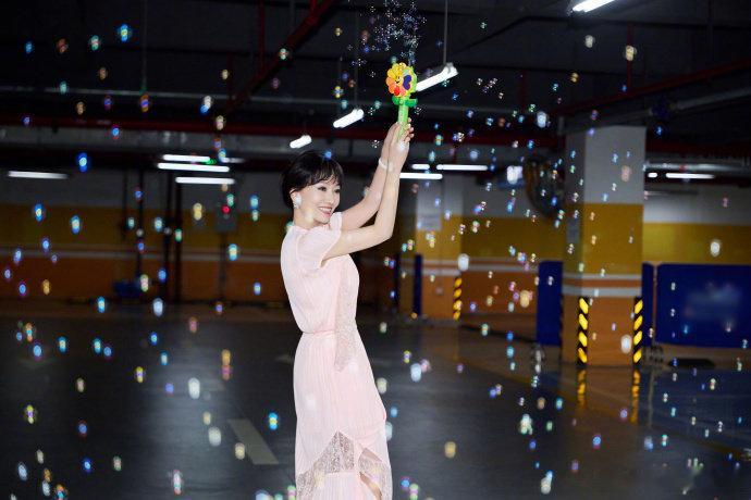丁禹兮赵雅芝合唱上海滩丁禹兮演唱会丁禹兮你还有多少惊喜我不知道！穿风衣合唱上海滩