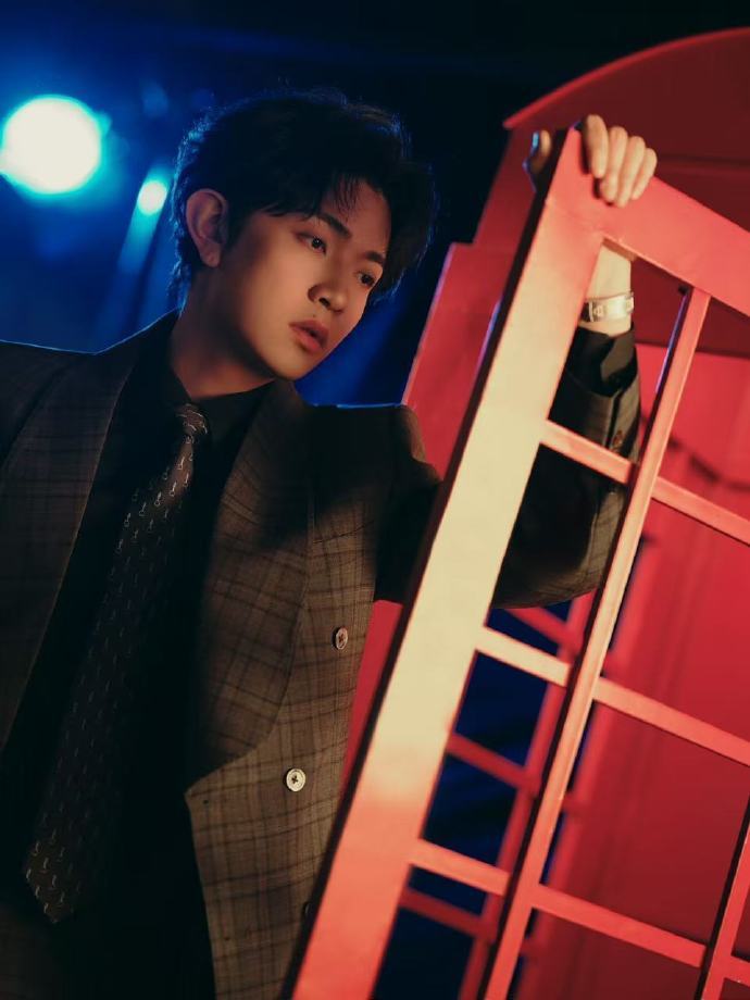 谁接到颜人中电话了 哇塞，到底是谁有幸接到颜人中电话啦！他站在那里，偶像剧男主的