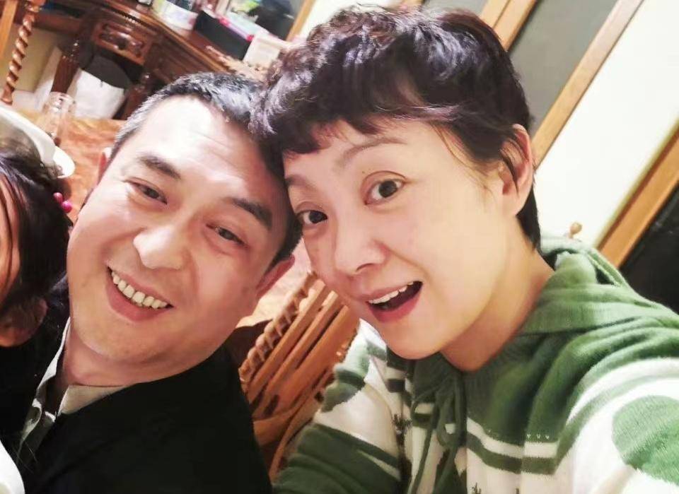王海燕说：“刚认识张嘉译的时候，他就爱打麻将，经常一昼夜连着打。平时他对我都挺好