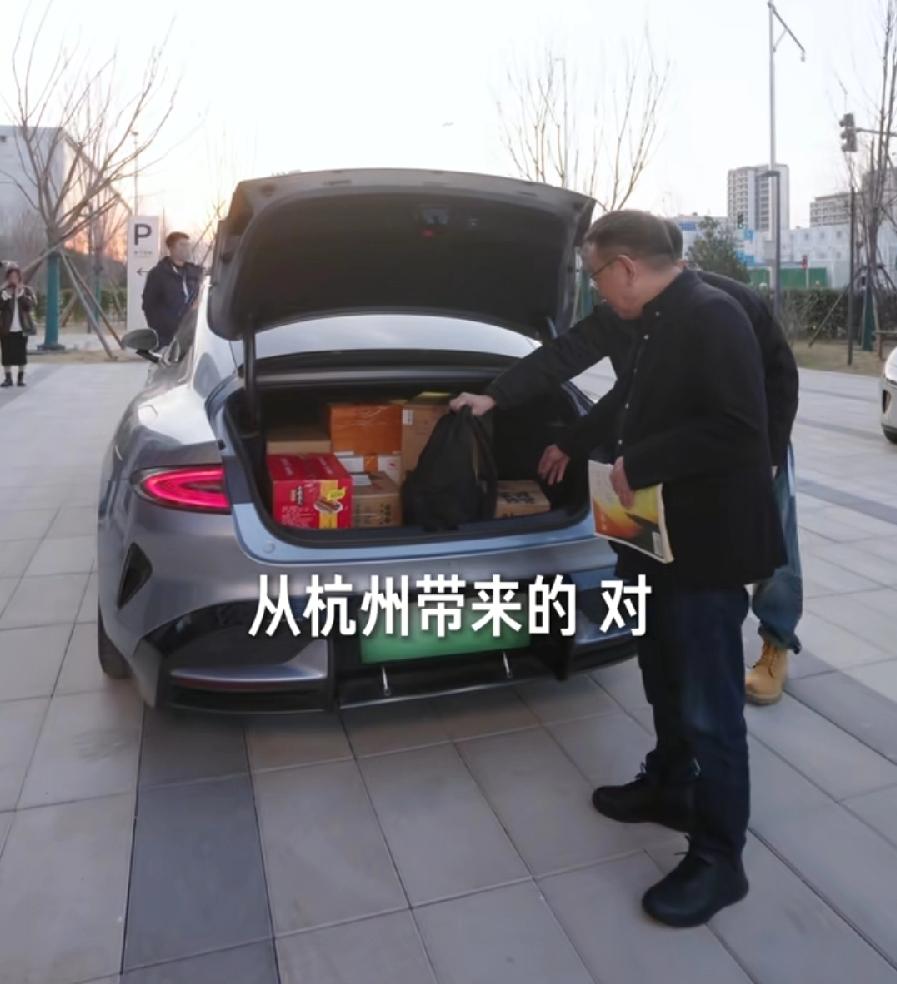 雷军真讲义气，与陈年关系真铁，陈年从杭州开车赶过来，后备箱大箱小箱的，像过年走亲