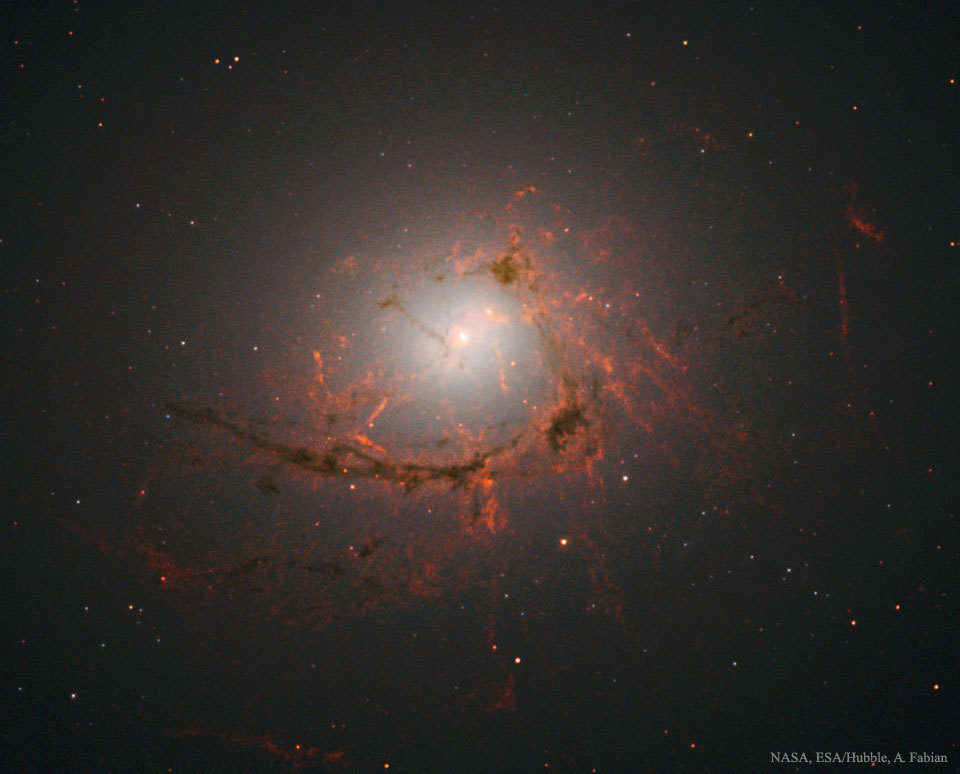 #每天一天文图# NGC 4696: 黑洞周围的卷须结构 ​​​