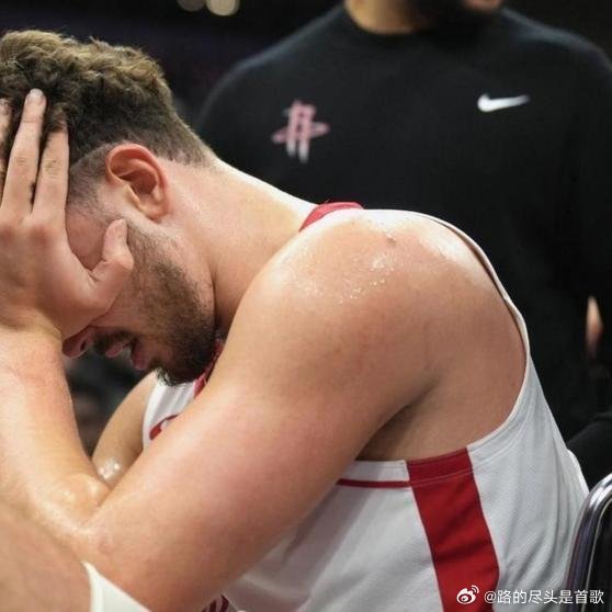 《8换1交易砸锅，杰伦格林成全联盟笑话，球迷骂他毒瘤没人要；你以为他手感差？不过