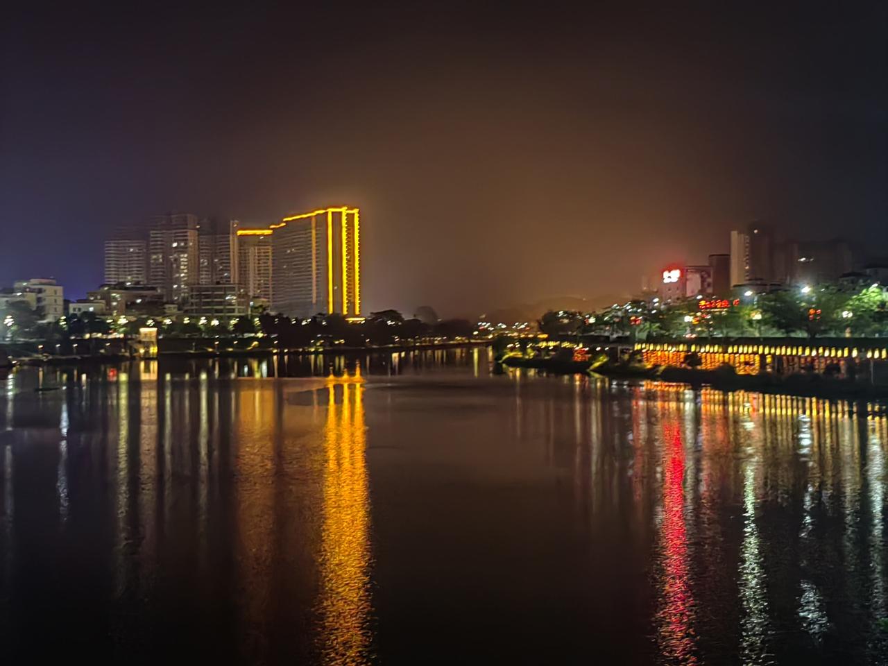 夜幕下的城市倒影，灯火阑珊，美不胜收！🌃✨