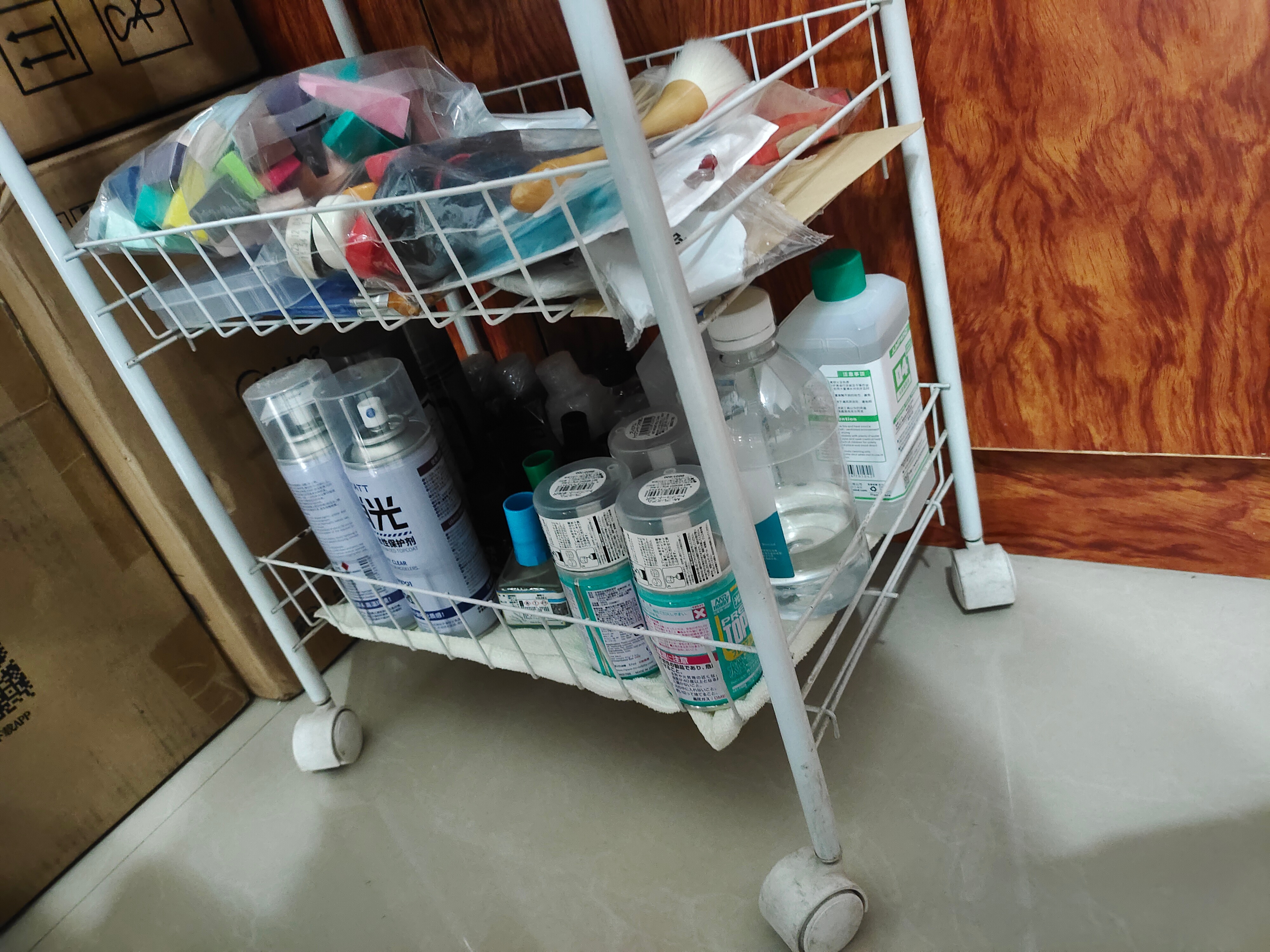 整理完常用工具，怀疑框里一大半喷漆和渗线液都已经过期了… 