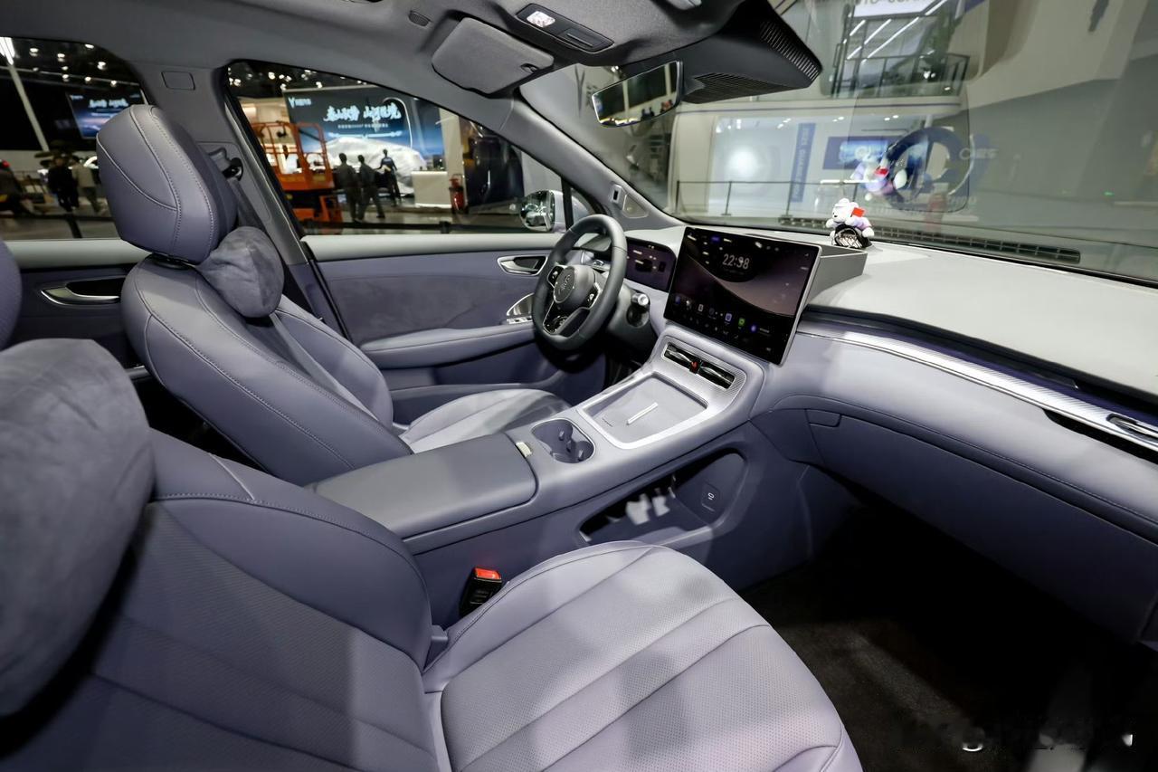 又来鸿蒙智行展台打卡了，和上次成都车展一样，五界齐聚，人挤人，火爆！
看到了我的