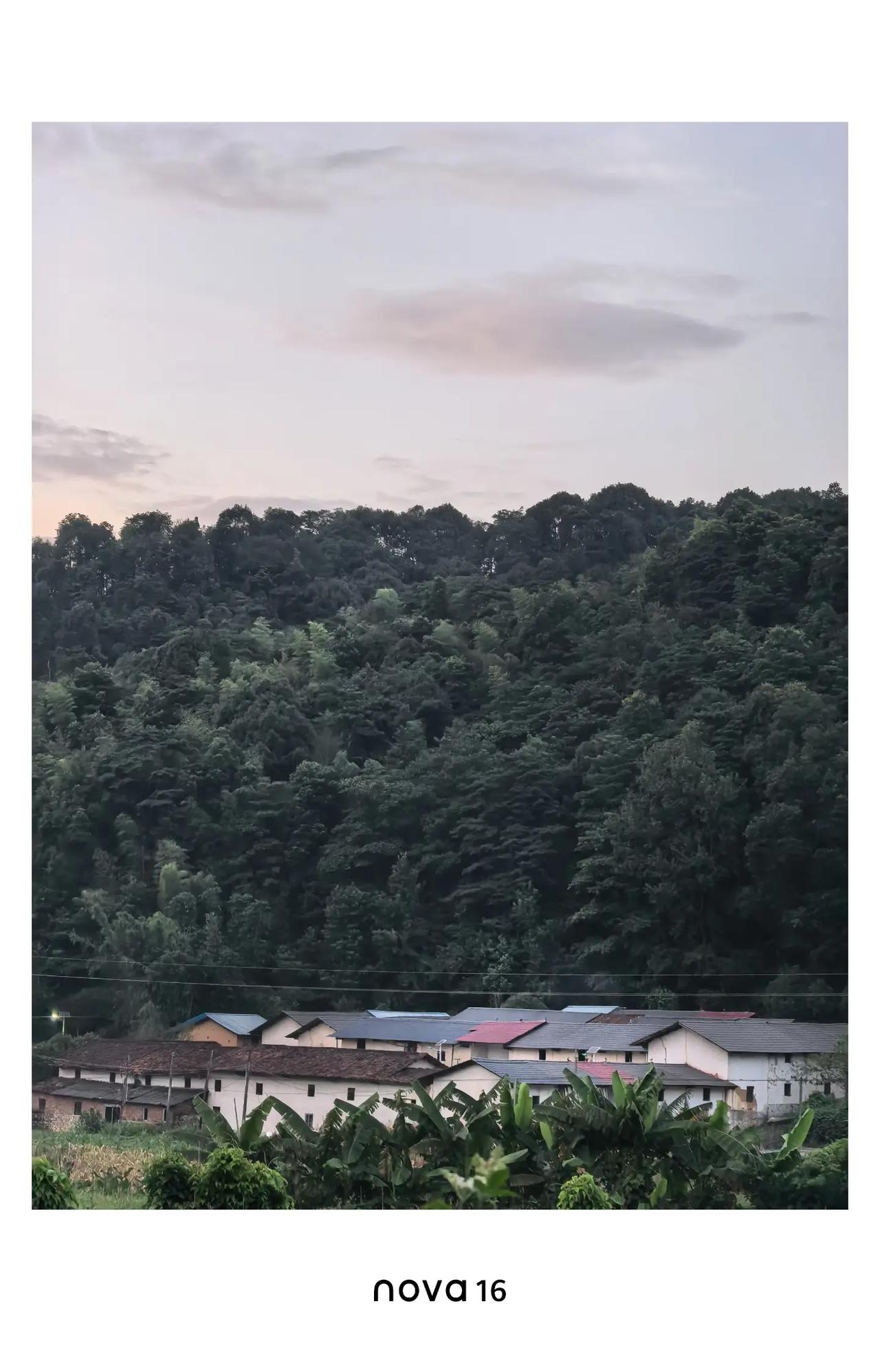 8月15日傍晚实拍。吃了饭，出来山间小径逛逛，山下的村庄，天空的云儿，竹林，远处