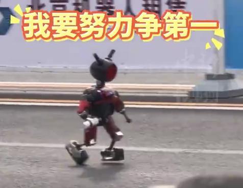 小鼻嘎玩闹过后直接累趴在地，模样又萌又让人心疼。一旁的机器人却全程围观，不仅没上