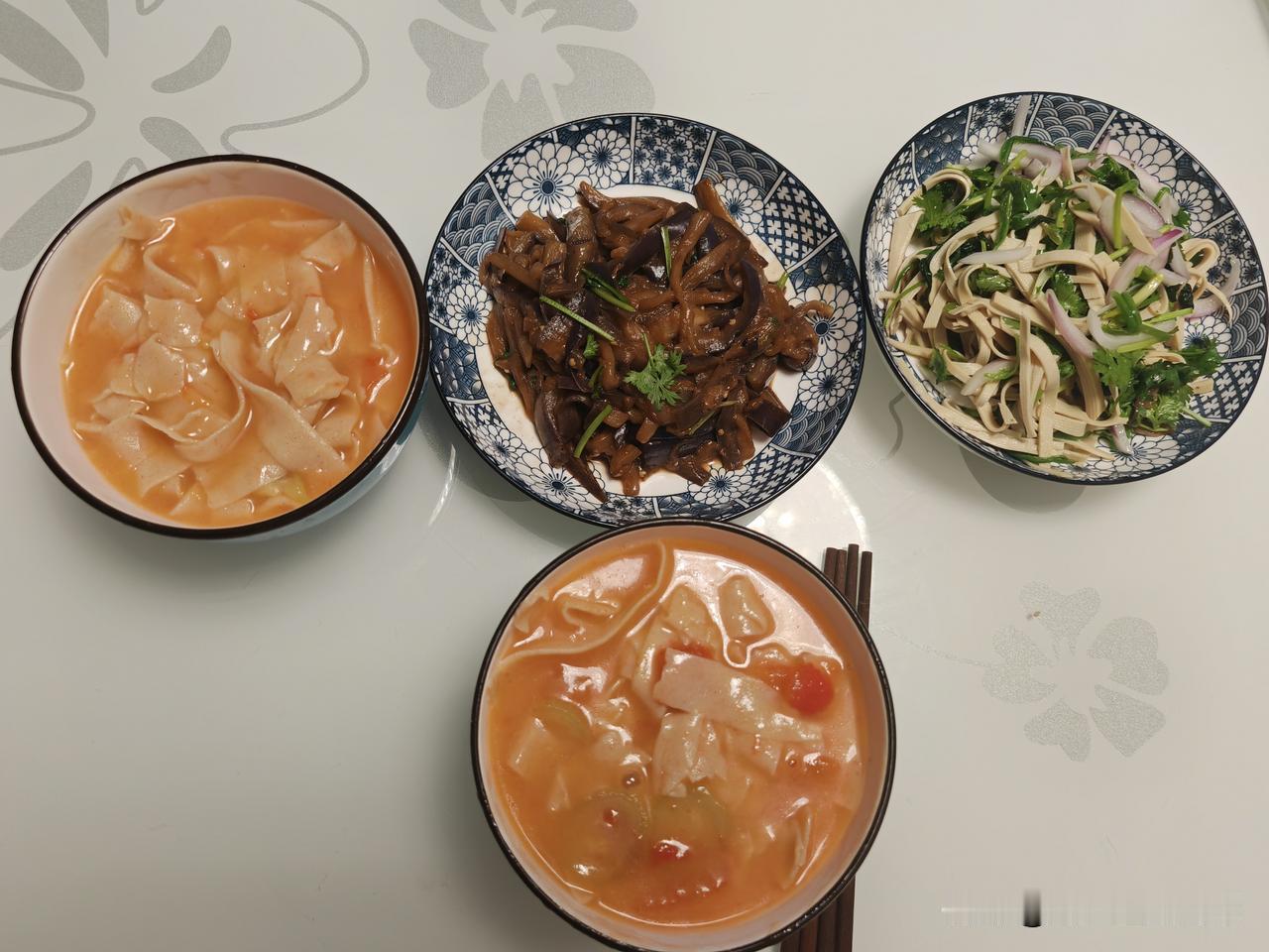 我和老公的晚餐分享～
[微风]炒茄子条
[微风]拌凉菜
主食杂粮面条

自从老公