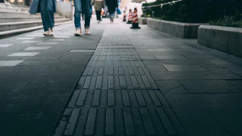 盲道对盲人而言，那就是出行的“专属导航仪”和安全“生命通道”。我国有超1700万