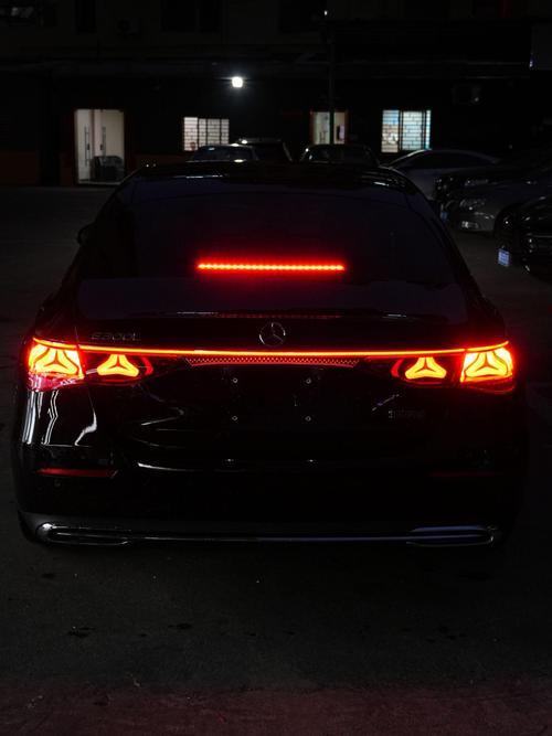 车尾灯是干啥用的？
车尾灯是干啥用的？车尾灯是给后车看的，让他及时了解前车状态，