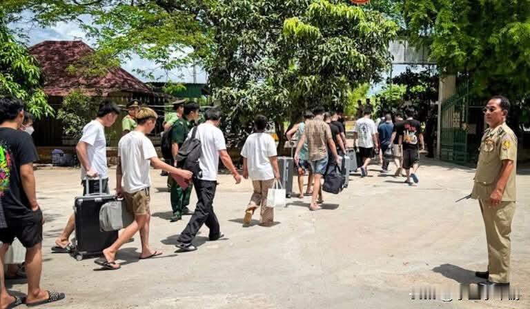 柬埔寨将45名越南人驱逐出境

柬埔寨移民局5日消息，7月2日，移民局将45名越