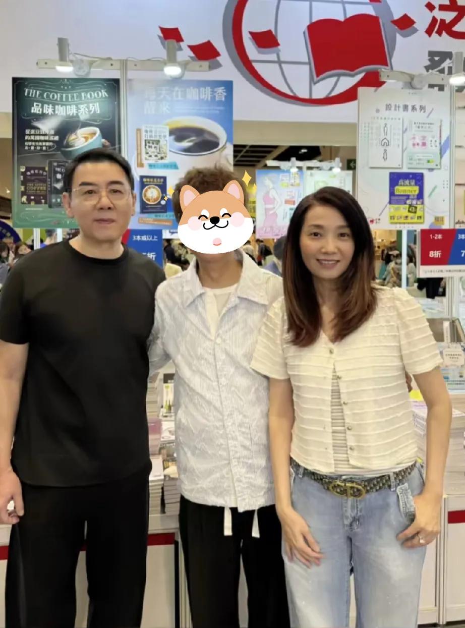 偶遇香港明星夫妇，男的变化好大，差点认不出来，女的状态依旧在线！
近日，某网友在
