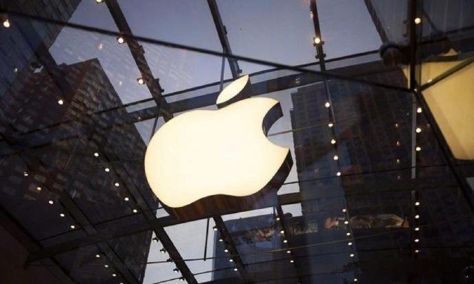 苹果首款AI穿戴设备曝光报道称苹果正在研发一款尺寸类似 AirTag 的“AI 