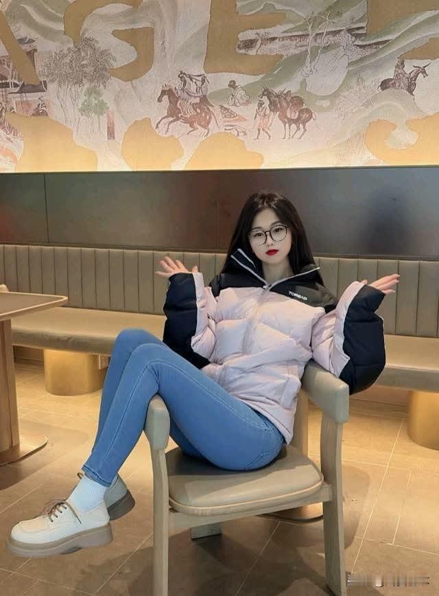 紧身牛仔裤是无敌哒～冬季穿搭 紧身牛仔裤 肉腿