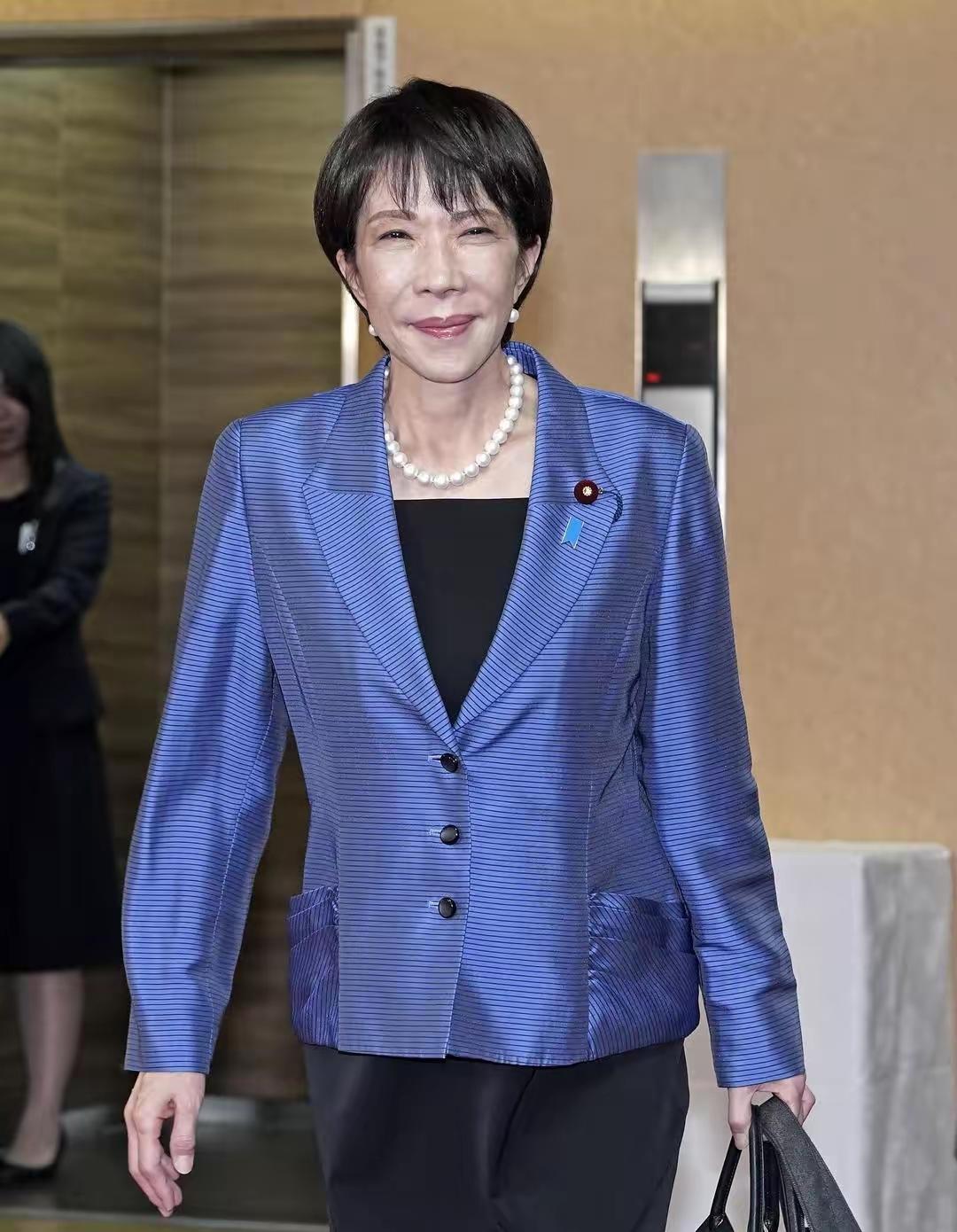 “日本又回来了”，喊这个口号的正是今日正式当选日本首相的高市早苗。

于外人而言