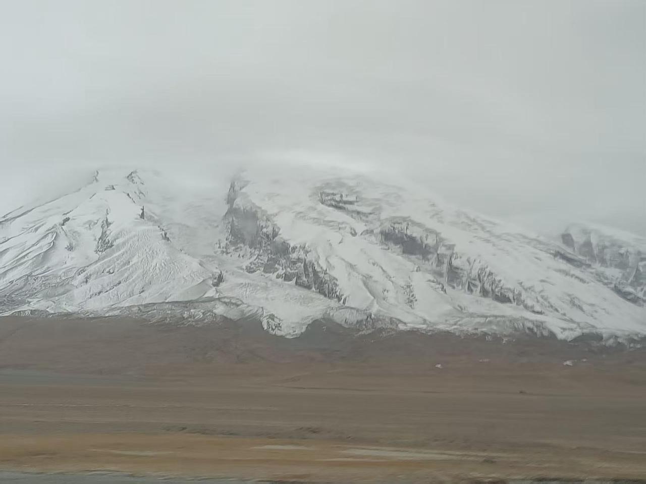 晒图大赛云雾半掩着雪山，荒原上只剩风与沉默。它就那样静静矗立，任时光在冰雪上刻下