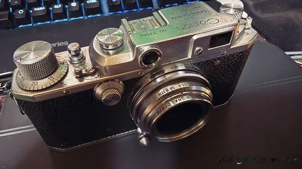 一台美国美国陆军通信兵专用的Canon相机。

图片中这台佳能相机，虽然型号我判