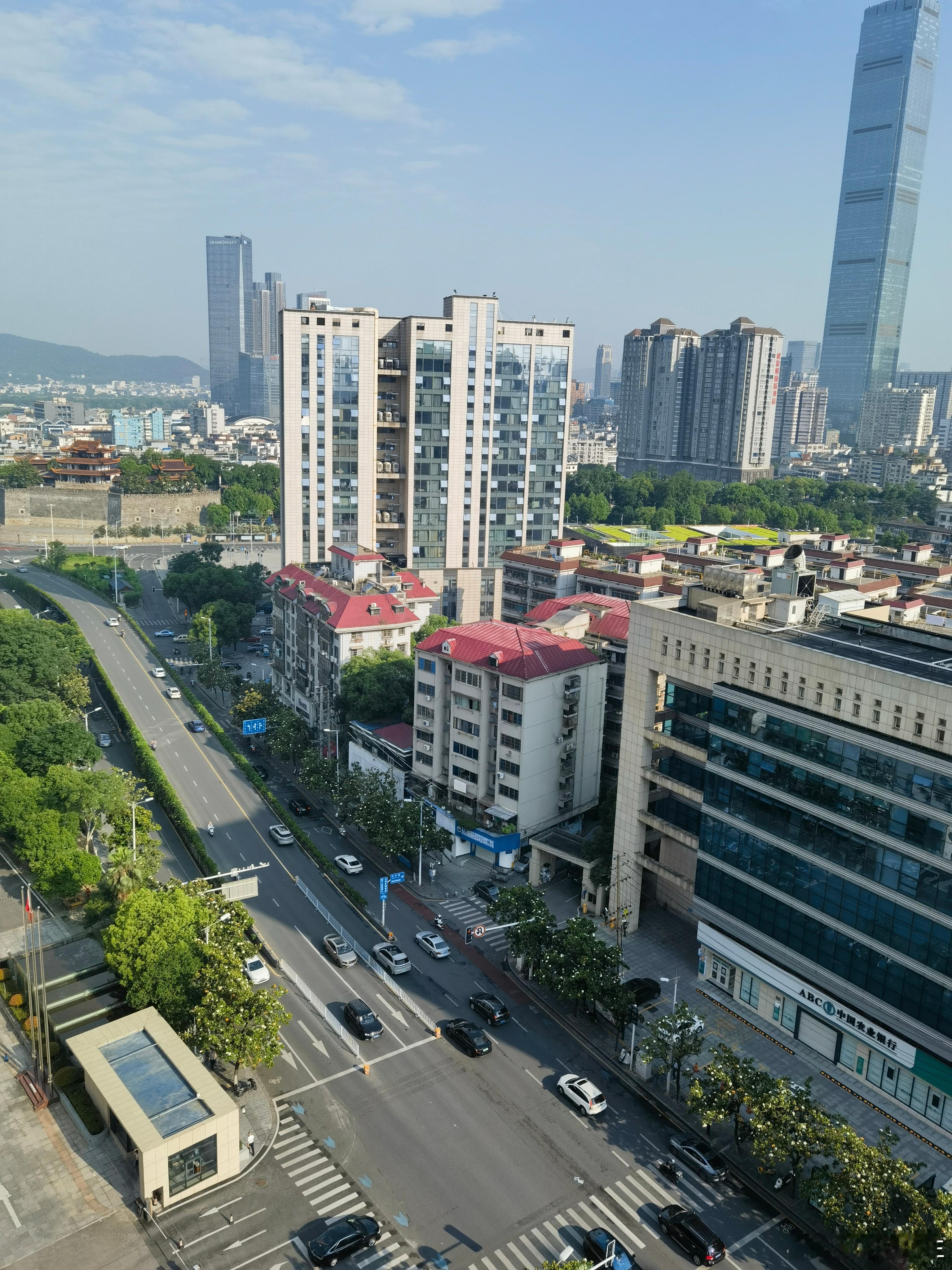 时近芒种，雨后初晴，早起晨练，餐后即入院内衙署。推窗见景，城南路上车来车往，沿途