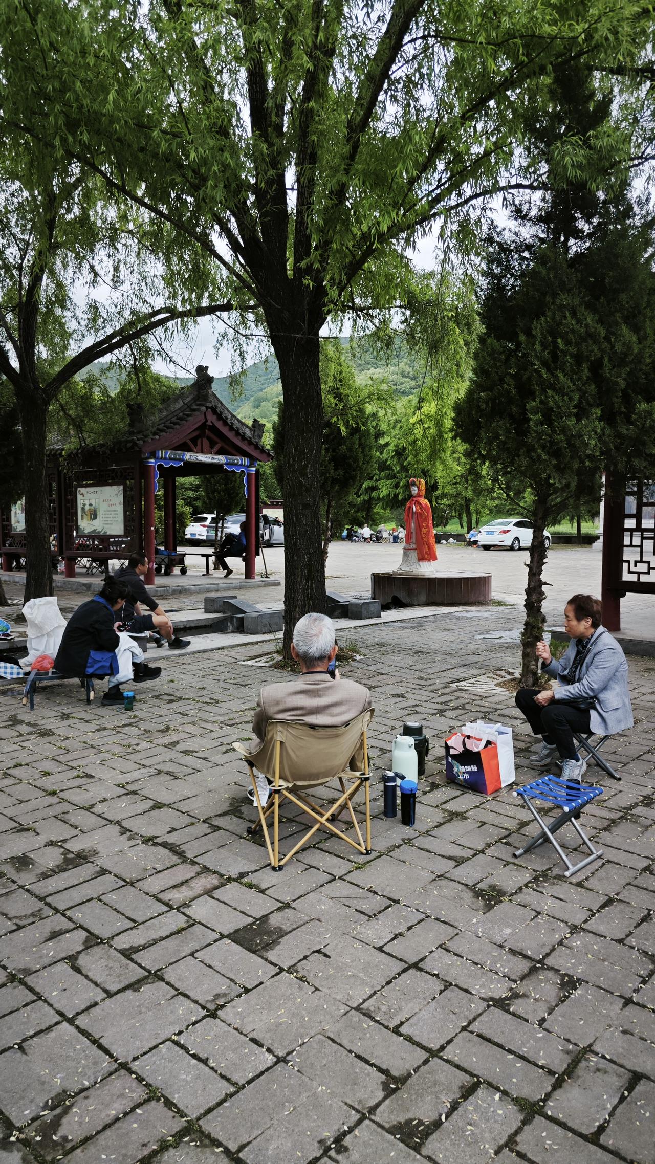 今天五一小长假第二天，我和家人们出来散心了。景点人多不想那个凑热闹，就想躲到山里