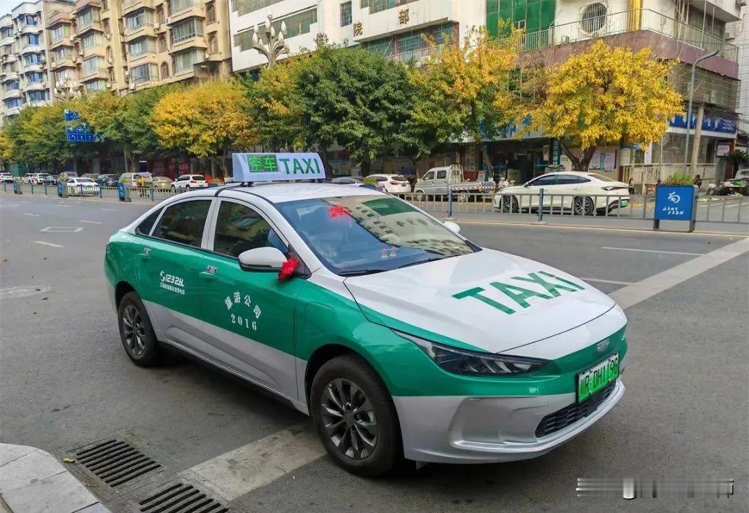 今天，我又得打车去医院做CT。
前周周六，儿子帮我在网上挂了专家号。昨天八点前我