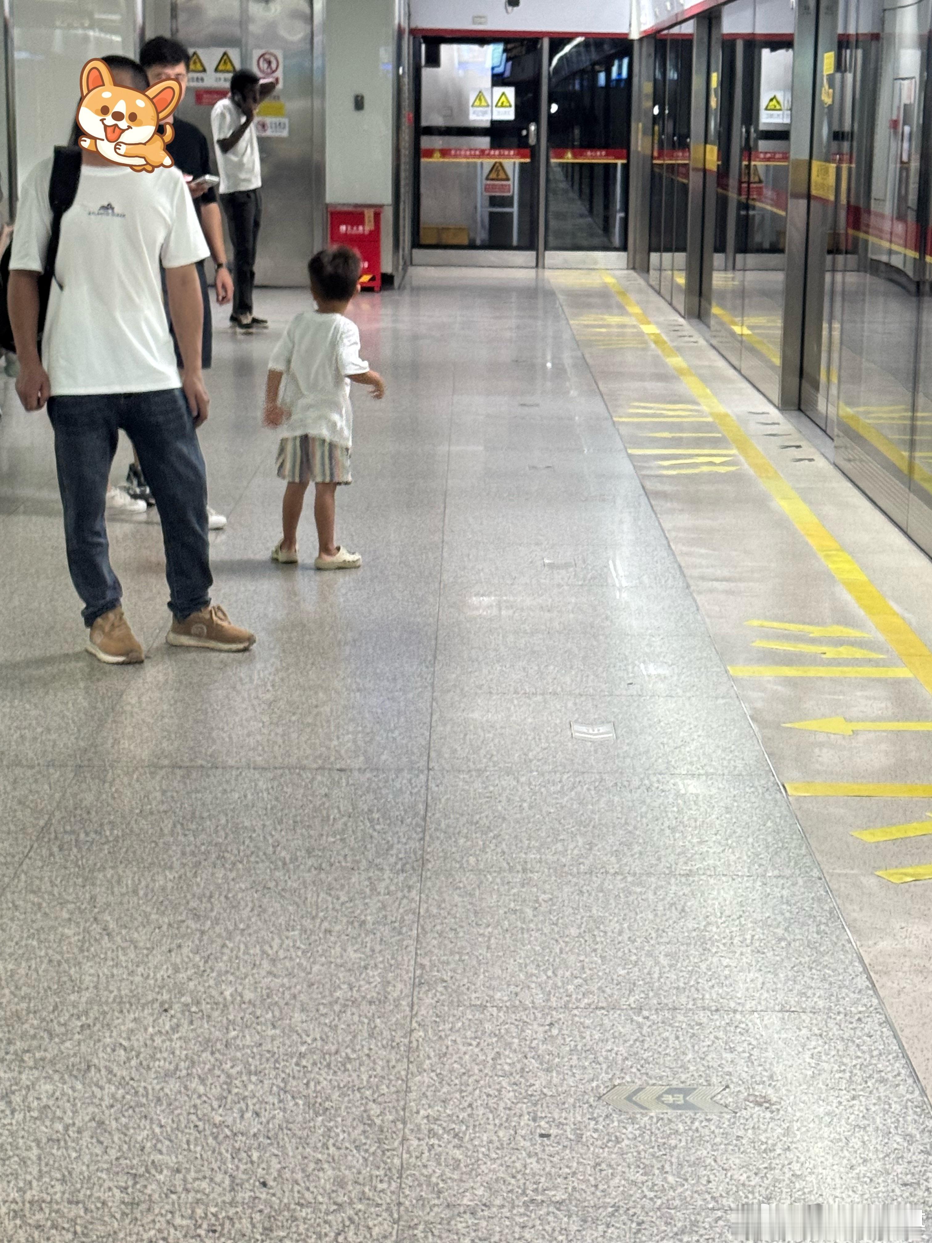 一个外国小孩在地铁里把电梯按停了，幸好现在不是上班高峰期，不然简直灾难。至于小孩